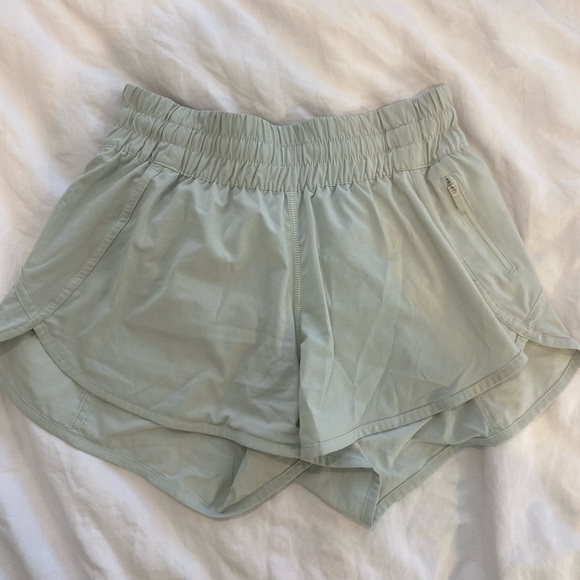 TOOTH PASTE UNIQUE COLOR LULULEMON TRACKER SHORTS - Picture 3 of 4